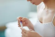 月經沒來是懷孕了嗎？醫曝懷孕「8變化」胸部脹痛、下體出血都是前兆！