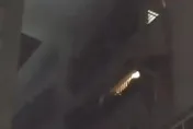 快訊／台北市信義區住宅傍晚突冒火竄濃煙 消防救出7旬翁