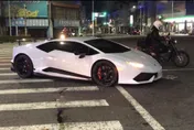 【影】賠慘了！高雄女騎士摔車滑行噴飛　藍寶堅尼遭波及側撞