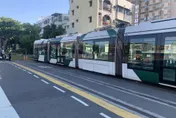【影】老翁腳踏車闖紅燈穿越軌道　高雄輕軌列車遭撞