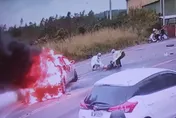 【影】火舌衝天！苗栗小客車擦撞對向車釀火燒車　駕駛送醫急救