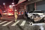 【影】台南2車闖紅燈路口對撞　衝進工廠2駕駛受傷送醫