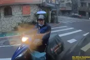 【影】正義哥街頭對決遮牌送報大叔　警：「遮蔽車牌」將依法開罰