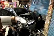過彎失控！深夜轎車失控衝上騎樓　撞進民宅波及4機車