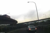 影/下錯交流道！國道三寶「倒退嚕」搖車窗揮手：你先過　1分鐘片曝光網友氣翻