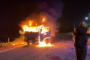 雲林驚傳火燒車！開到半路不明原因竄火舌　十分鐘撲滅車頭全毀