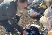 阿伯舊衣藏4萬當垃圾丟！清潔隊出動怪手翻1小時…竟然找到了