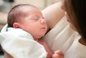 快訊/新北婦腹痛！進廁所脫褲用力「大出男嬰」　撲通一聲掉馬桶