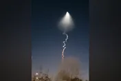 影/韓國上空驚現UFO？網嚇壞：外星人也來跨年　韓國防部說話了