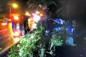 影/迎曙光翻車！94年次駕駛恍神　墾丁南灣跨年「側翻躺路中」