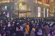 影/外灘跨年再現武警「拉鍊式人牆」　陸研究：北上廣渝感染近尾聲