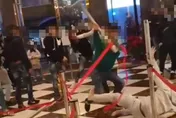 影/元旦就開打！一句「看X小」爆怒火…紅龍柱當球棒揮