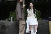 夜店外直擊火辣YouTuber！醉到腿軟「慘摔路邊」窘態全被拍　熊抱長髮男疑洩戀情