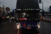 行人地獄名不虛傳！台中男斑馬線蹲撿物品　遊覽車輾成重傷插管搶救
