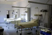 急診室等99小時才有床位！　英每週500人「延誤治療」死亡　醫療系統大崩潰