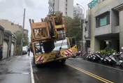 影/台中南屯道路塌陷　吊車路過秒受困　最後靠「它」神救援