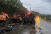 修理費帳單預估40萬！基隆七堵砂石車撞斷道路指示牌　駕駛疑疲勞駕駛釀禍