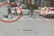 元旦清晨酒店門口互看不爽街頭互毆　警到場搜出手槍、短刀