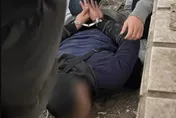 毒品賴帳糾紛！3人當街攔車擄人討債　卻遭「車內射出一槍」反殺貫穿左臂