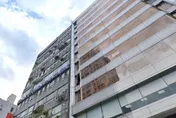 快訊/北市南京東路「驚傳墜樓」！1人「陳屍人行道」　緊急封鎖現場