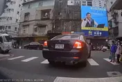 警車沒禮讓學童？畫面曝光網友怒批　新北警方說話了