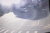 影/台中公車又撞人！2民眾走斑馬線被撞倒…網轟「還沒學到教訓」