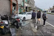 影/恍神！龜山20歲男駕駛突失控撞上檳榔攤　路旁汽機車也遭殃