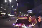 快訊/台中狂風襲市區！吹垮施工圍籬…釀1傷