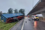 快訊/西濱觀音段驚傳大貨車摔下橋！車頭凹陷、零件噴飛　駕駛慘受困