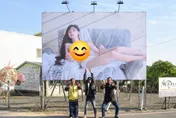 下港驚現「露點裸女看板」！被控「影響行車安全」　網驚：這福利不能只有我看到