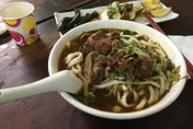 遵守家規不吃牛！20年後外公帶他吃牛肉麵　1句話讓他崩潰