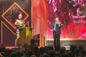 影/博恩《炎上王世堅》狠酸「偷情女助理反被湊對」！柯文哲超尷尬