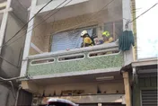快訊/火舌猛竄黑煙蔓延…高雄透天厝火警！3人慘受困　消防急搶救