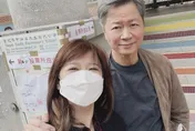 北市立委補選/墨鏡戴好！中天美女主播周玉琴偕夫「放閃」投票去