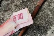 百元鈔對折夾跟頭髮丟地上！他警告「碰到就算數」