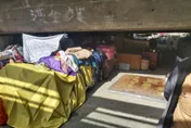 新北三重「穴居族」曝光！5人「睡高架橋夾縫」數十年　社會局回應了