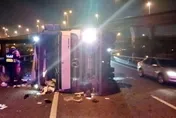 快訊/國道1號彰化段「大貨車翻覆」　匝道暫時封閉回堵1公里