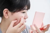50歲女時常眼睛乾、長針眼竟是「這病」！醫：需手術！人工淚液不是長期辦法