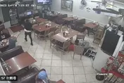 影/休士頓餐館爆槍擊案！男子持假槍行搶　遭搶客人掏出真槍打死他