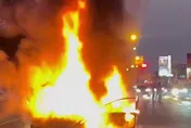 影/屏東市區傳火燒車狂燃29分鐘 消防分隊3車7人及時撲滅火勢 幸無人傷亡