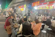 影/羅東夜市熱滾滾！阿灶伯羊肉排隊人龍不減　濃而不腥羊肉味勾你胃