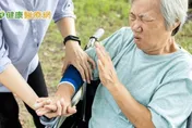58歲婦梳頭髮沒力氣、手舉不起來以為是五十肩　就醫才知竟是「這疾病」！