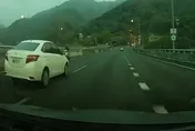 影/想死別害別人啦！機車三寶國道內線逆向狂飆　轎車駕駛急閃避險撞上