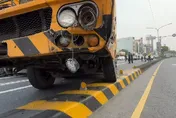 影/「碰」x10！卡車起重機煞車不及連10撞　一路塞到高屏大橋