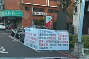 台中學生疑遭霸凌！家長校門立牌抗議…教局局回應了
