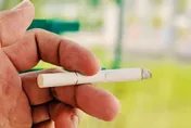 9歲就抽菸！高一男「口腔全斑點」　脫褲健檢一看驚呆！gg停止發育了