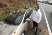 真的是「幸運女神」！男子下車接聽女友電話　下一秒「轟！」...車頂遭山坡落石砸爛