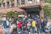 影/「只要入籍」爽領6000元　逾1200人擠爆竹北戶政事務所 誇張人潮嚇壞公務員！