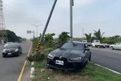 這下慘了！車廠員工開客人600萬BMW豪車　竟騎上分隔島吃草