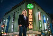 日本「第一牛郎」羅蘭來了！衝夜市嘗臭豆腐「有獨特味道」　羞吐：想見可愛正妹